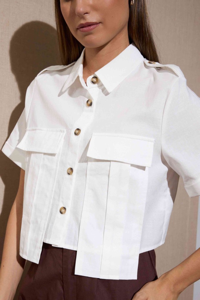 CAMISA CORTA ESTILO MILITAR CON BOLSILLOS Y BOTONES BLANCO FBZMA1293