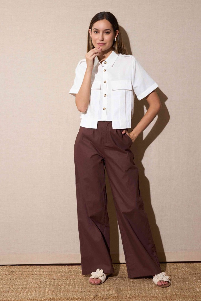 CAMISA CORTA ESTILO MILITAR CON BOLSILLOS Y BOTONES BLANCO FBZMA1293