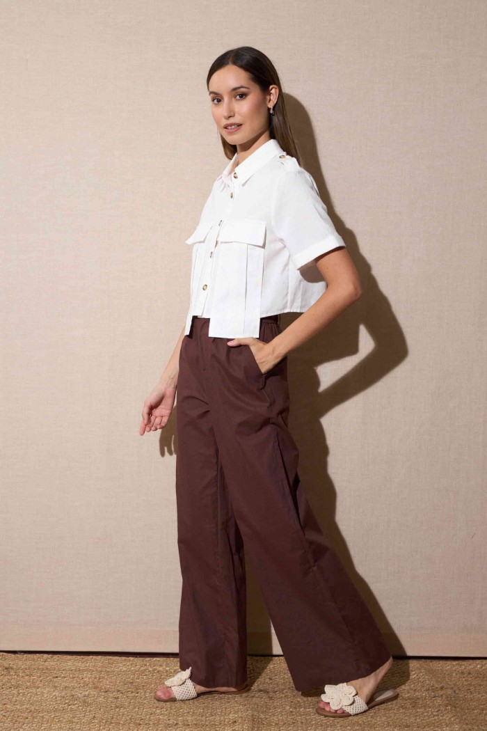 CAMISA CORTA ESTILO MILITAR CON BOLSILLOS Y BOTONES BLANCO FBZMA1293