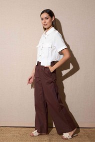 CAMISA CORTA ESTILO MILITAR CON BOLSILLOS Y BOTONES BLANCO FBZMA1293
