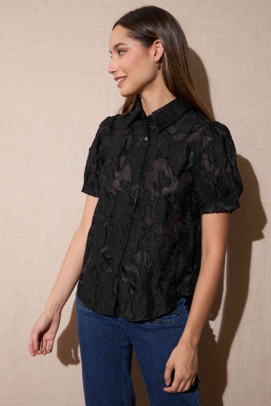 BLUSA SEMITRANSPARENTE CON RELIEVE FLORAL Y MANGA CORTA NEGRO FBZMR22329