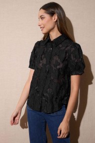 BLUSA SEMITRANSPARENTE CON RELIEVE FLORAL Y MANGA CORTA NEGRO FBZMR22329