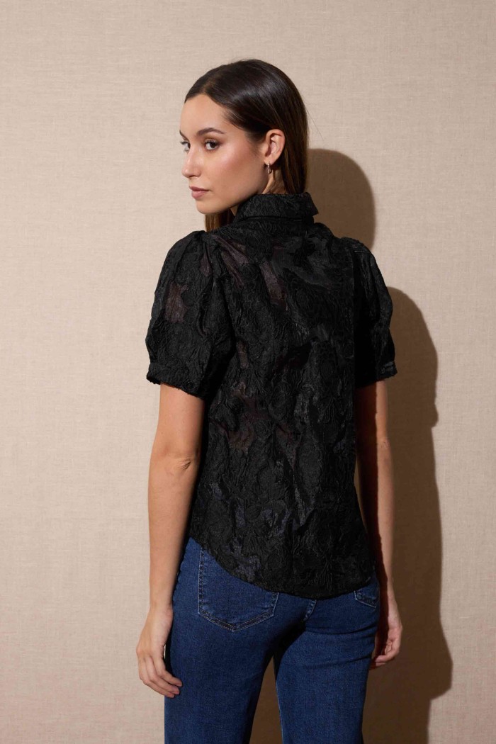 BLUSA SEMITRANSPARENTE CON RELIEVE FLORAL Y MANGA CORTA NEGRO FBZMR22329