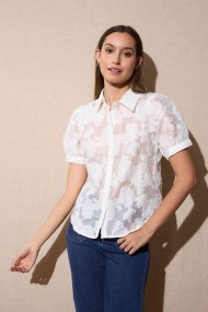 BLUSA SEMITRANSPARENTE CON RELIEVE FLORAL Y MANGA CORTA BLANCO FBZMR22330