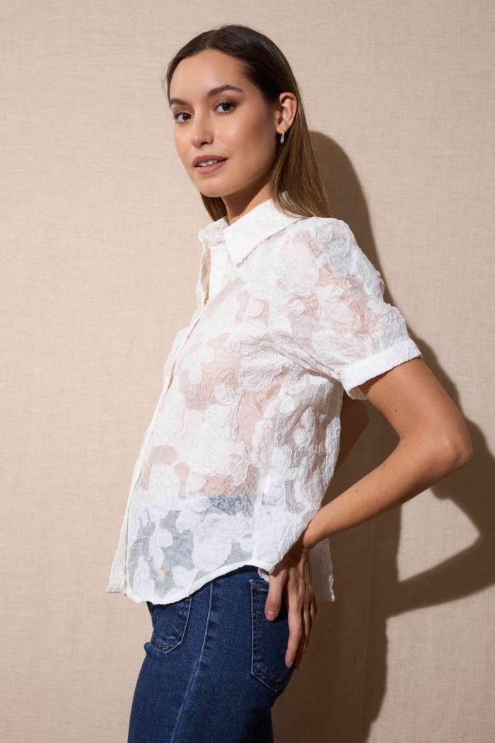 BLUSA SEMITRANSPARENTE CON RELIEVE FLORAL Y MANGA CORTA BLANCO FBZMR22330