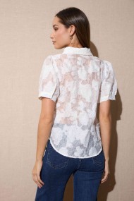 BLUSA SEMITRANSPARENTE CON RELIEVE FLORAL Y MANGA CORTA BLANCO FBZMR22330
