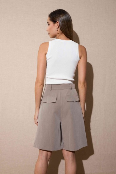 BERMUDA DE PIERNA ANCHA CON PINZAS GRIS TOPO FBZMR22301
