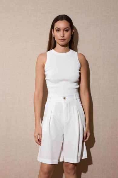 BERMUDA DE PIERNA ANCHA CON PINZAS BLANCO PURO FBZMR22298