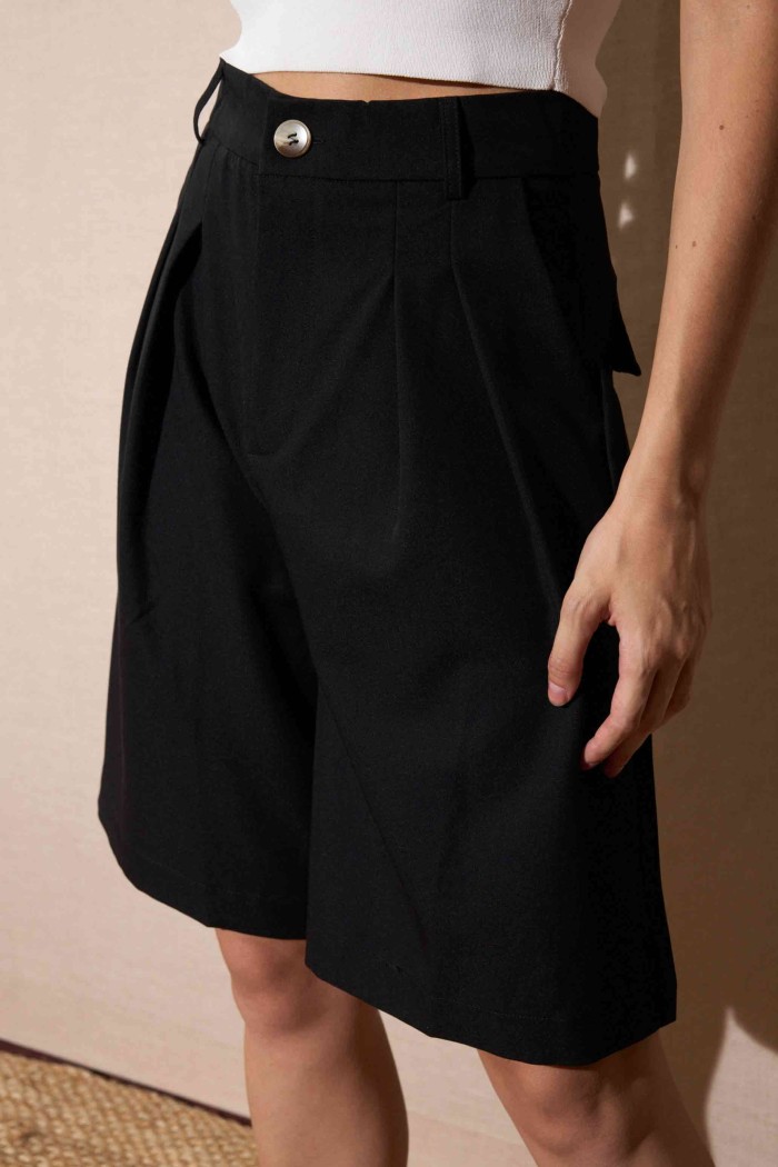 BERMUDA DE PIERNA ANCHA CON PINZAS NEGRO CLÁSICO FBZMR22299
