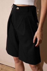 BERMUDA DE PIERNA ANCHA CON PINZAS NEGRO CLÁSICO FBZMR22299