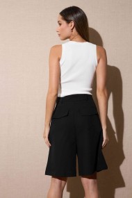 BERMUDA DE PIERNA ANCHA CON PINZAS NEGRO CLÁSICO FBZMR22299