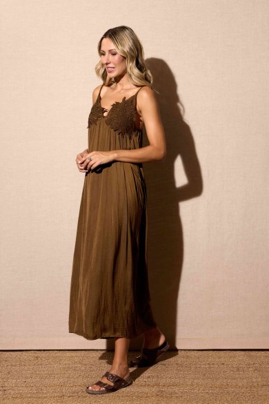 VESTIDO LARGO CON TIRANTES Y DETALLE BORDADO MARRON CLARITO FBZMR22337