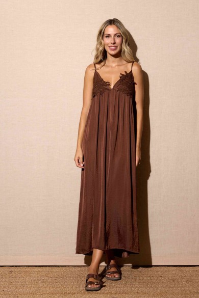 VESTIDO LARGO CON TIRANTES Y DETALLE BORDADO MARRÓN CACAO FBZMR22377