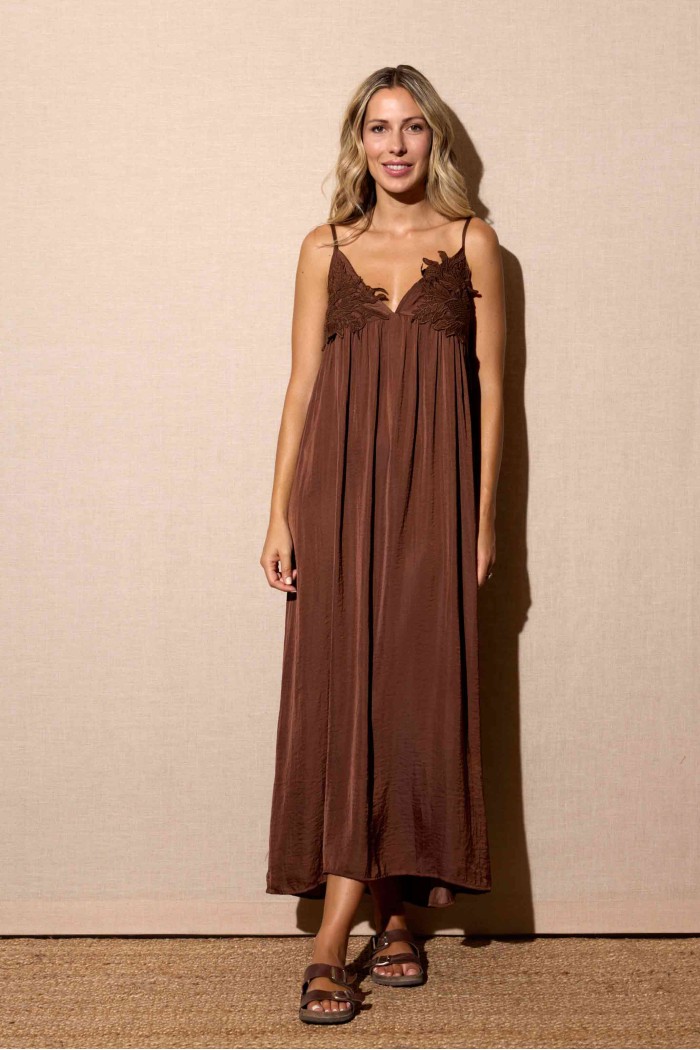 VESTIDO LARGO CON TIRANTES Y DETALLE BORDADO MARRÓN CACAO FBZMR22377