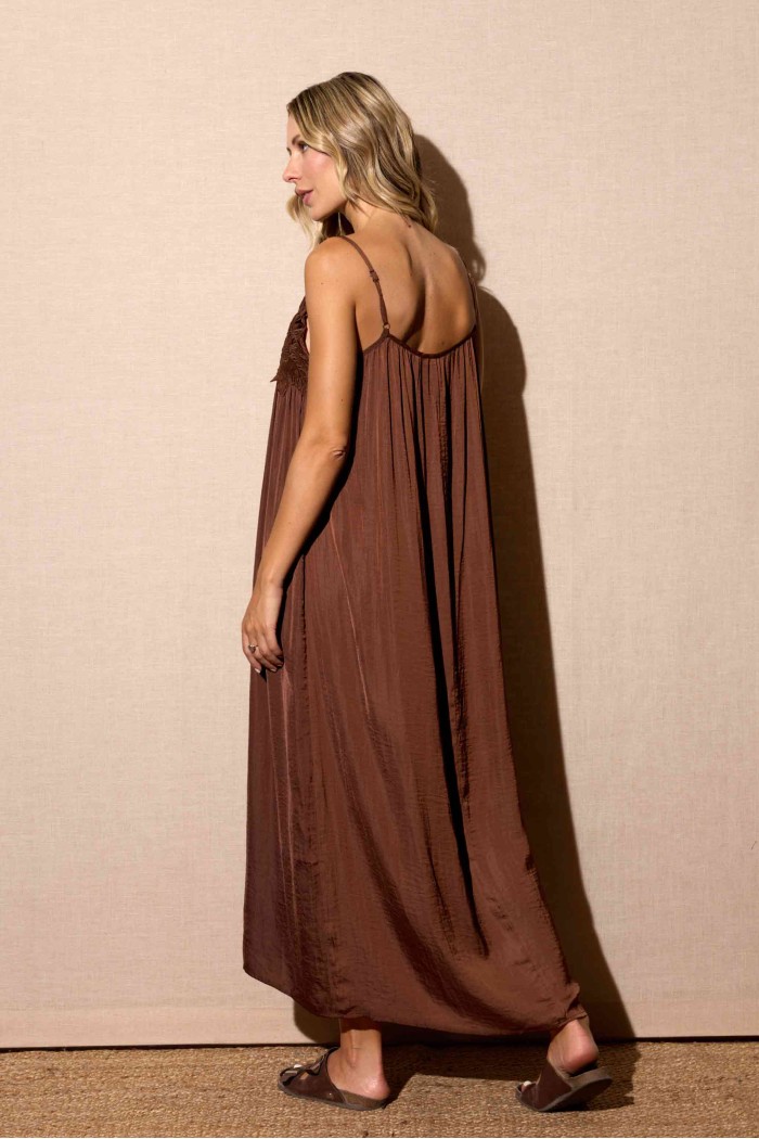 VESTIDO LARGO CON TIRANTES Y DETALLE BORDADO MARRÓN CACAO FBZMR22377