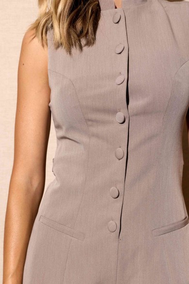 MONO CORTO SIN MANGAS CON CUELLO ALTO COLOR KAKI SUAVE FBZMR22191