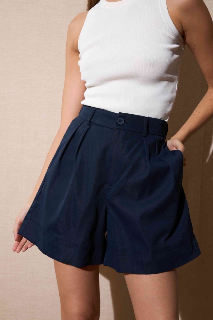 PANTALÓN CORTO AZUL MARINO CON PINZAS ESTILO ELEGANTE Y CÓMODO FBZMA1602