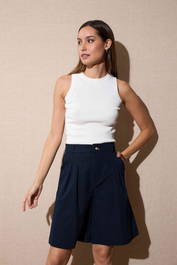 PANTALÓN CORTO NEGRO DE TIRO ALTO ESTILO MINIMALISTA FZMR22014