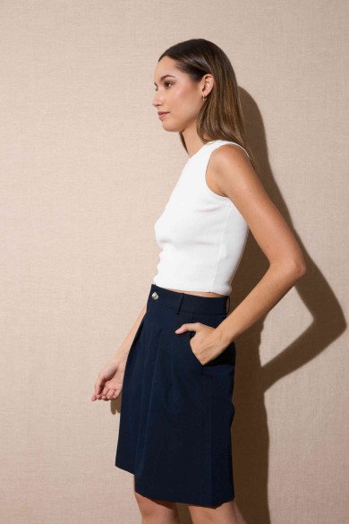 PANTALÓN CORTO NEGRO DE TIRO ALTO ESTILO MINIMALISTA FZMR22014