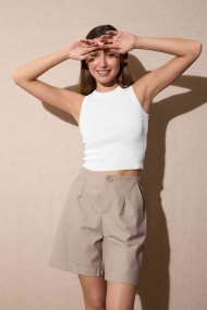 PANTALÓN CORTO BEIGE DE TIRO ALTO ESTILO MINIMALISTA FBZMR22016