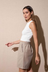 PANTALÓN CORTO BEIGE DE TIRO ALTO ESTILO MINIMALISTA FBZMR22016