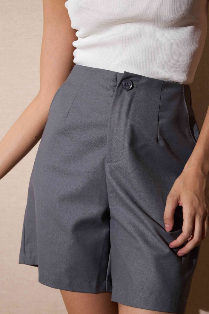 PANTALÓN CORTO GRIS DE TIRO ALTO CORTE REFINADO FBZMR22015