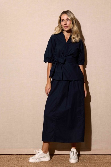 CONJUNTO DE FALDA MIDI Y BLUSA CON LAZO COLOR AZUL MARINO FBZMA1613AB