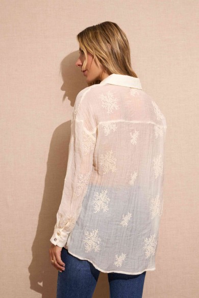 CAMISA TRANSPARENTE CRUDO CON BORDADOS TONO SOBRE TONO MANGA LARGA FBZMA1552