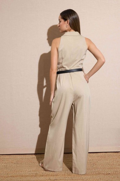 MONO SIN MANGAS ESTILO SASTRERO ELEGANCIA NATURAL EN TONO BEIGE FBZMA1295