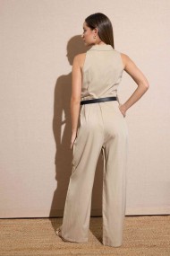 MONO SIN MANGAS ESTILO SASTRERO ELEGANCIA NATURAL EN TONO BEIGE FBZMA1295