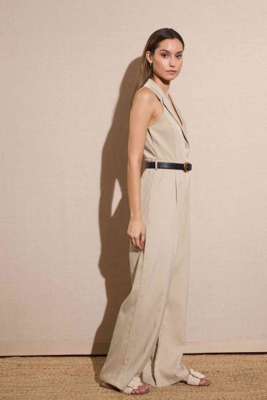 MONO SIN MANGAS ESTILO SASTRERO ELEGANCIA NATURAL EN TONO BEIGE FBZMA1295