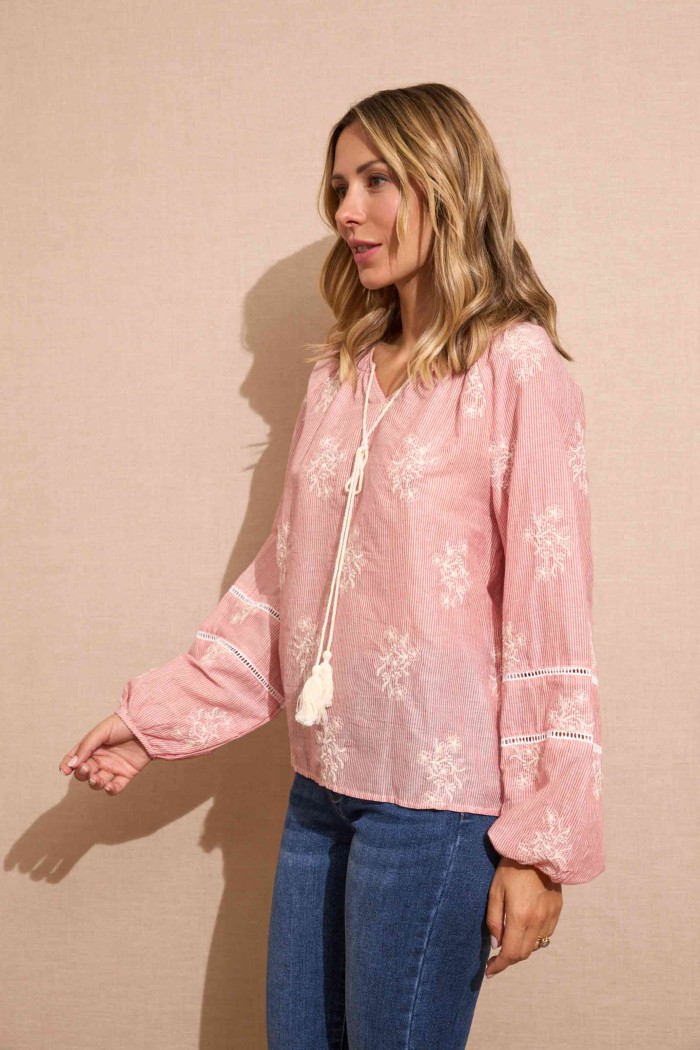 BLUSA ROSA CON BORDADOS FLORALES Y LAZO ESTILO ROMÁNTICO BOHEMIO FBZMA1395