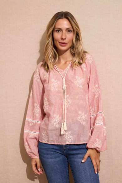 BLUSA ROSA CON BORDADOS FLORALES Y LAZO ESTILO ROMÁNTICO BOHEMIO FBZMA1395