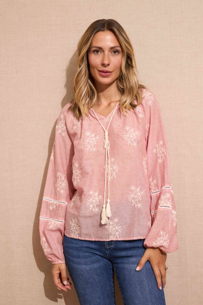 BLUSA ROSA CON BORDADOS FLORALES Y LAZO ESTILO ROMÁNTICO BOHEMIO FBZMA1395
