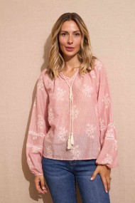 BLUSA ROSA CON BORDADOS FLORALES Y LAZO ESTILO ROMÁNTICO BOHEMIO FBZMA1395