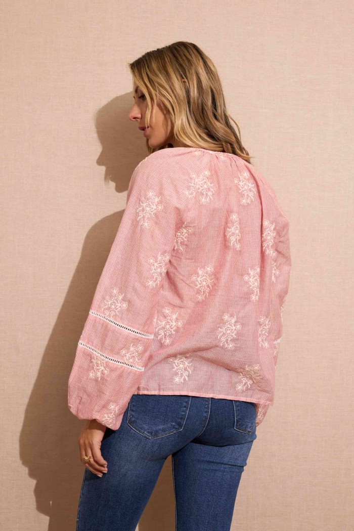 BLUSA ROSA CON BORDADOS FLORALES Y LAZO ESTILO ROMÁNTICO BOHEMIO FBZMA1395