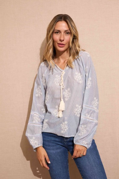 BLUSA CELESTE CON BORDADOS FLORALES Y LAZO ESTILO ROMÁNTICO BOHEMIO FBZMA1365
