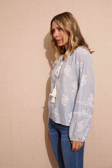 BLUSA CELESTE CON BORDADOS FLORALES Y LAZO ESTILO ROMÁNTICO BOHEMIO FBZMA1365