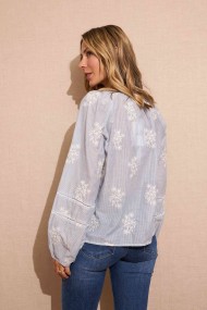 BLUSA CELESTE CON BORDADOS FLORALES Y LAZO ESTILO ROMÁNTICO BOHEMIO FBZMA1365