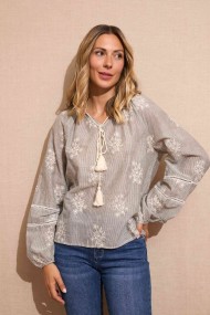 BLUSA GRIS CLARO CON BORDADOS FLORALES Y LAZO ESTILO ROMÁNTICO BOHEMIO FBZMA1393