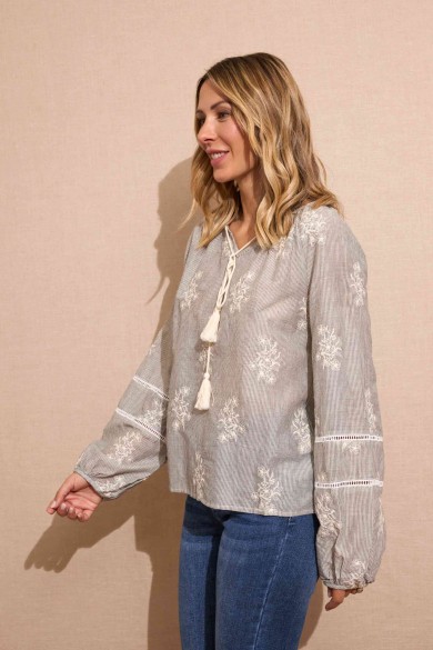 BLUSA GRIS CLARO CON BORDADOS FLORALES Y LAZO ESTILO ROMÁNTICO BOHEMIO FBZMA1393
