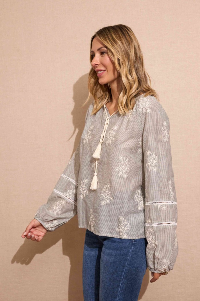 BLUSA GRIS CLARO CON BORDADOS FLORALES Y LAZO ESTILO ROMÁNTICO BOHEMIO FBZMA1393