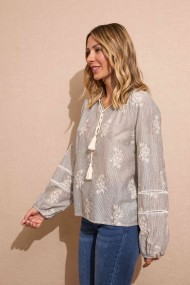 BLUSA GRIS CLARO CON BORDADOS FLORALES Y LAZO ESTILO ROMÁNTICO BOHEMIO FBZMA1393