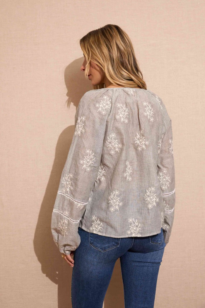 BLUSA GRIS CLARO CON BORDADOS FLORALES Y LAZO ESTILO ROMÁNTICO BOHEMIO FBZMA1393