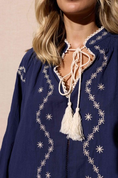 BLUSA AZUL MARINO BORDADA CON LAZO ESTILO BOHO CHIC FBZMA1397