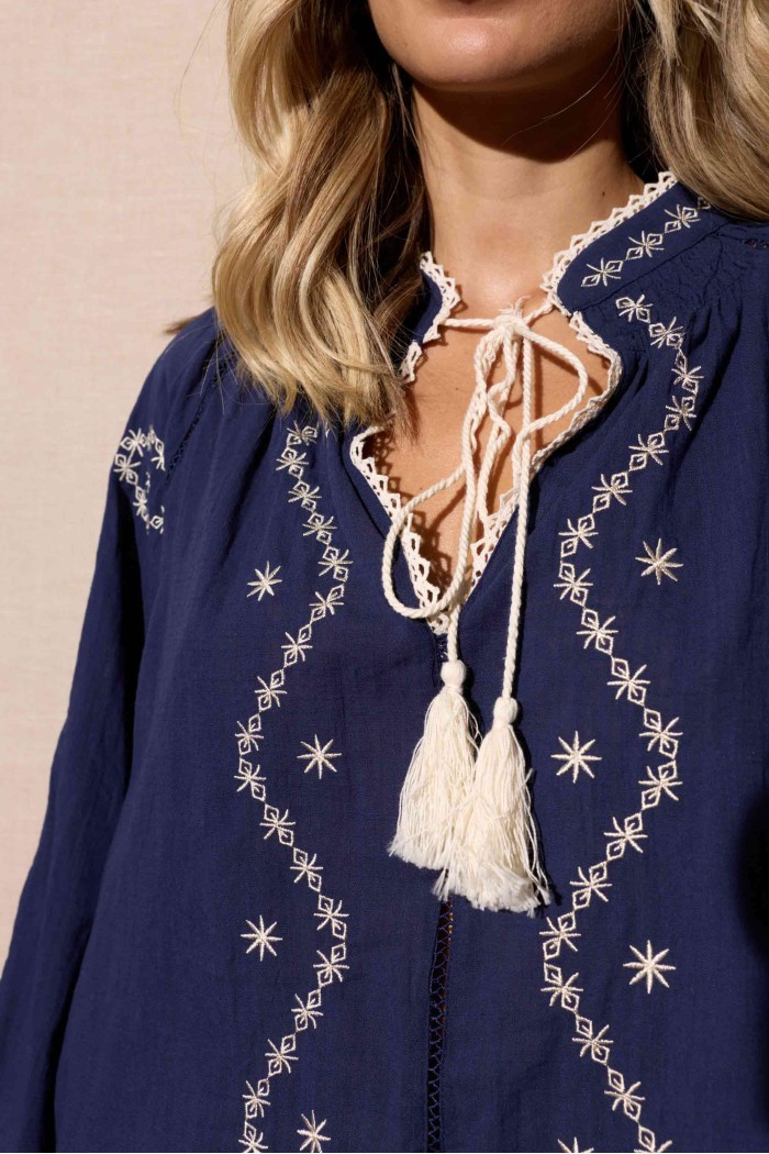 BLUSA AZUL MARINO BORDADA CON LAZO ESTILO BOHO CHIC FBZMA1397