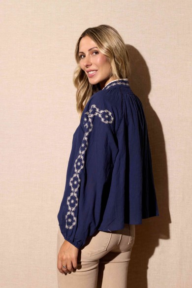 BLUSA AZUL MARINO BORDADA CON LAZO ESTILO BOHO CHIC FBZMA1397