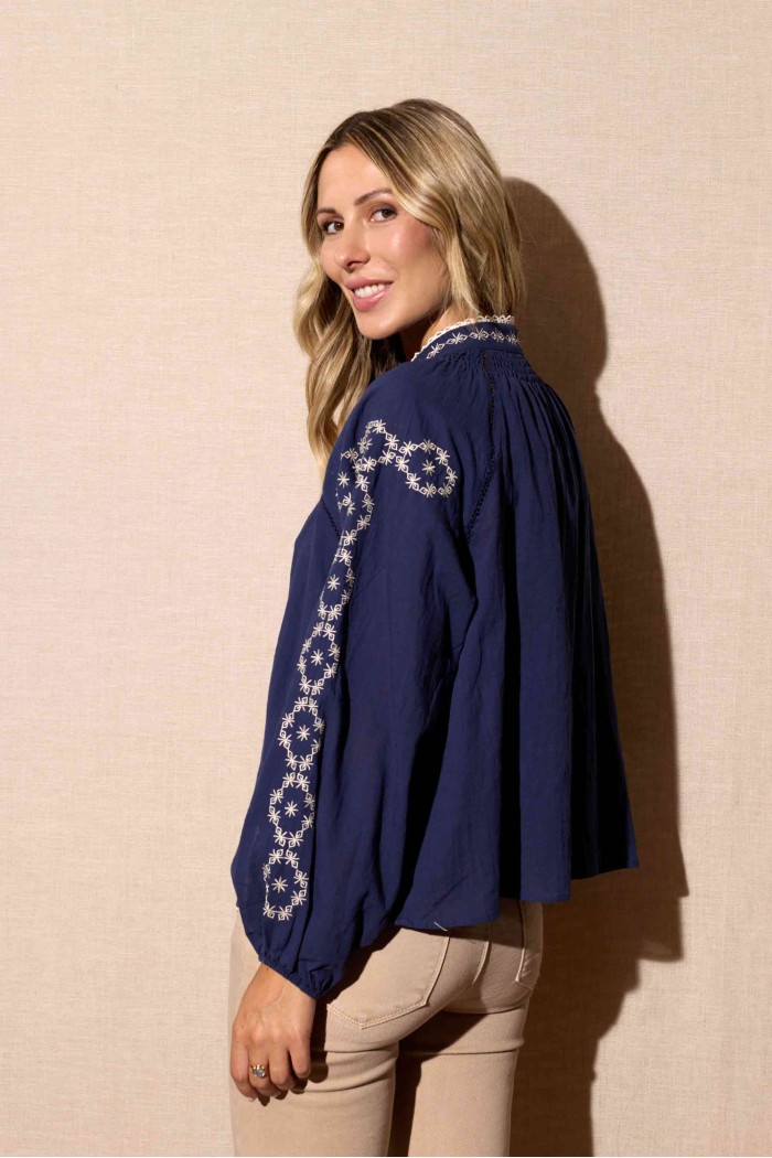 BLUSA AZUL MARINO BORDADA CON LAZO ESTILO BOHO CHIC FBZMA1397