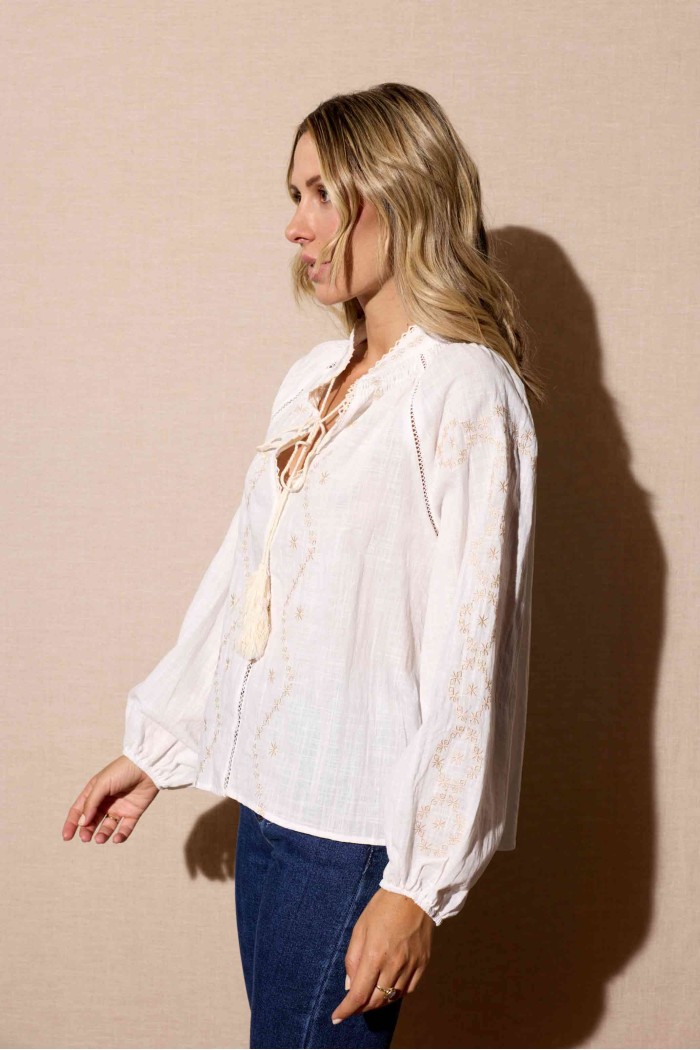 BLUSA BLANCA BORDADA CON LAZO ESTILO BOHO ROMÁNTICO FBZMA1396
