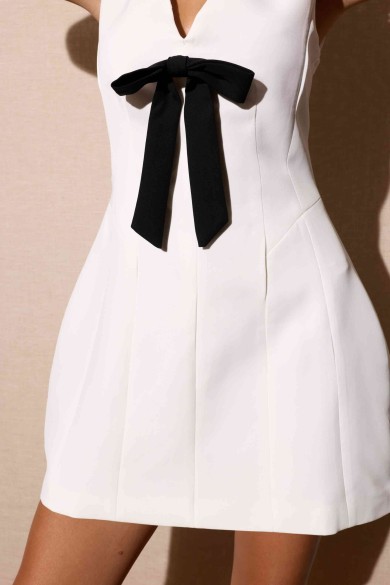 VESTIDO BLANCO SIN MANGAS CON LAZO NEGRO ELEGANCIA CLÁSICA Y MODERNA FBZMR22320